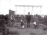 Schaustellerfamilie Dedic, rechts am Fahrrad Anton Dedic